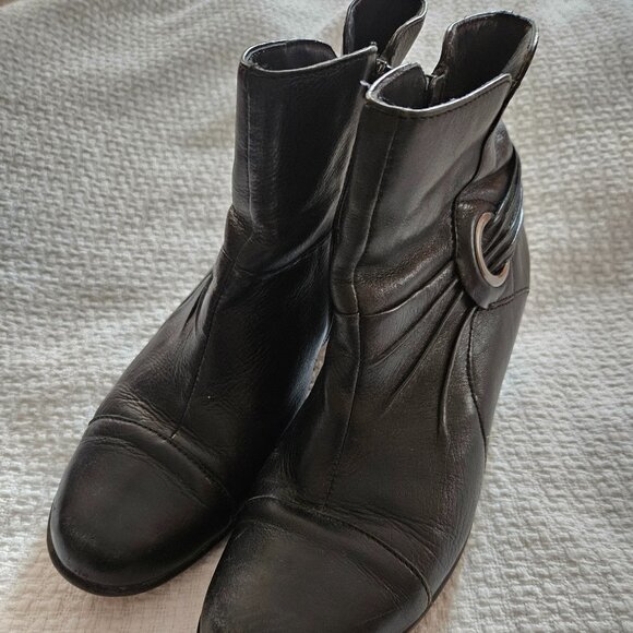 Clark's Black Leather Booties 8M w/1 1/2"heel - Picture 2 of 7